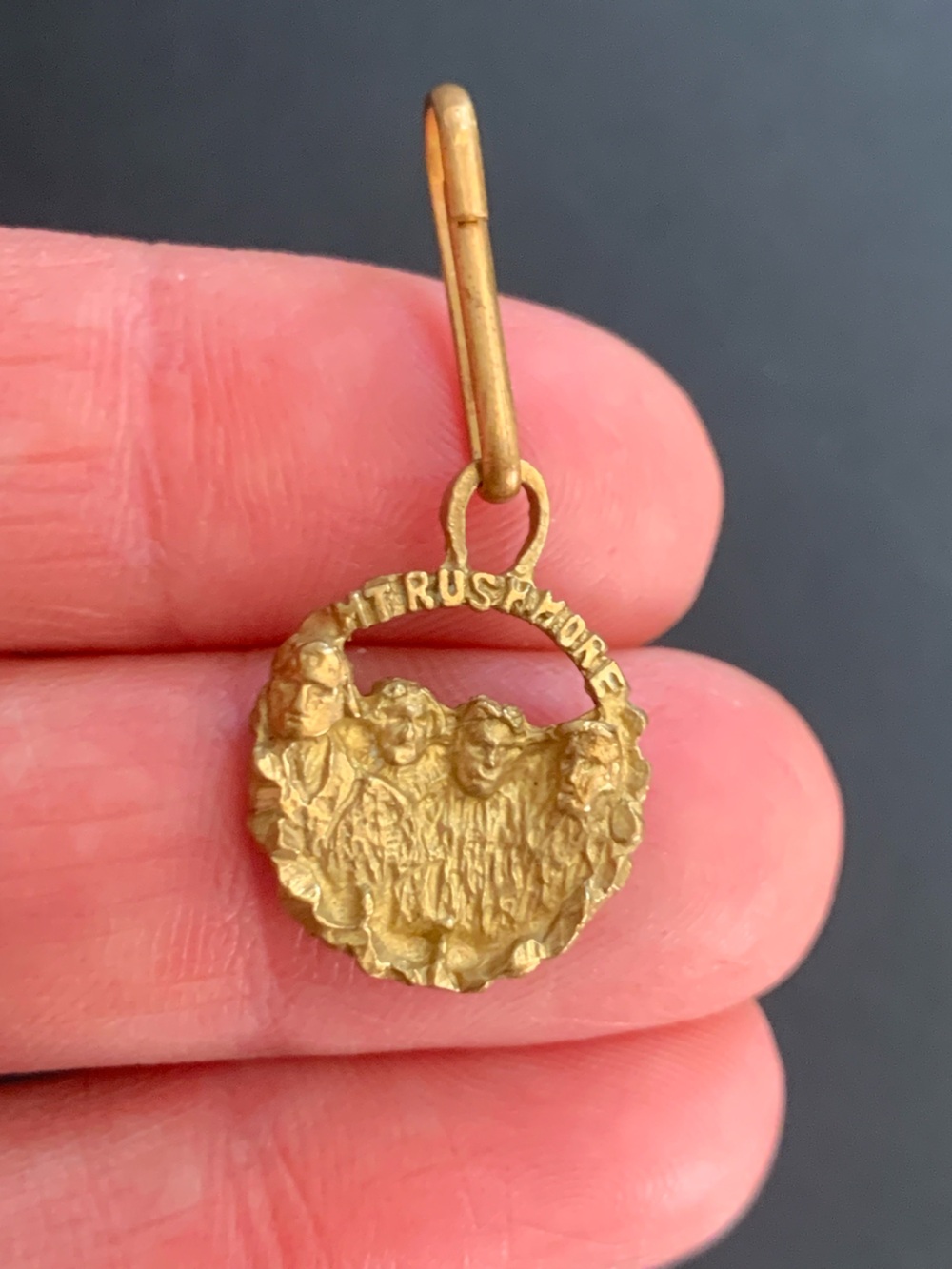 Vintage Mount Mt. Rushmore Charm Gold Tone Unique